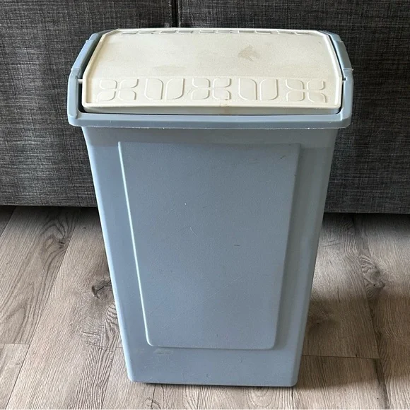 Rubbermaid Trash Can
